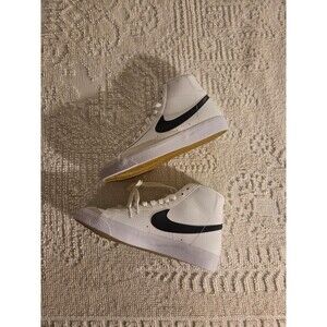 NIKE Women's Blazer Mid 77'